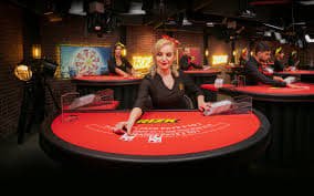 Ilustrasi unduh poker77 aplikasi mobile di smartphone